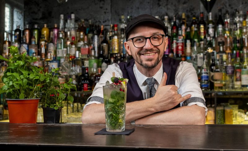 barman pokazujący przepis na proste i smaczne drinki