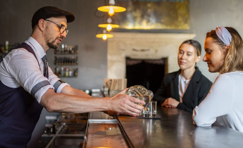 barman obsługujący gości w barze