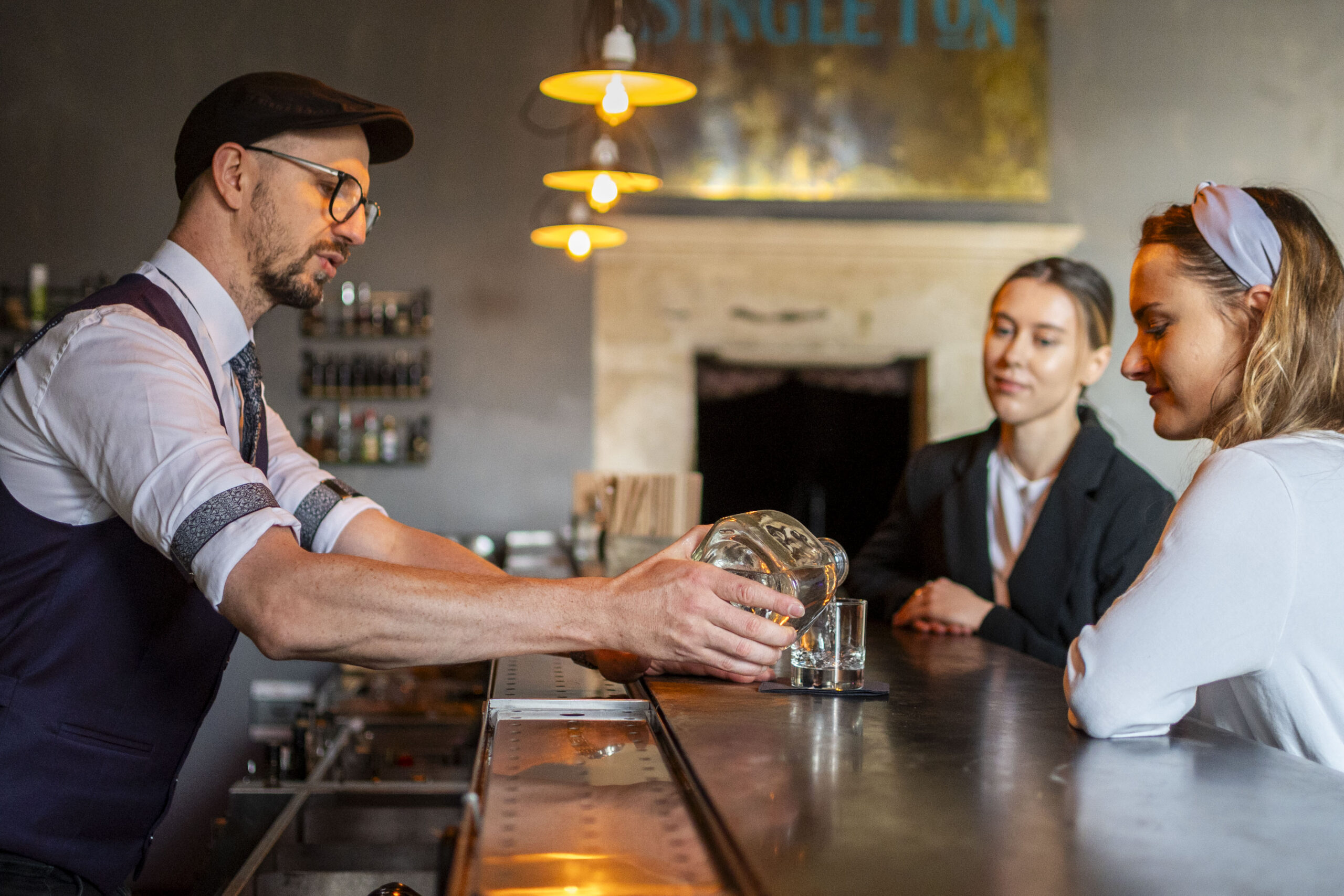 barman obsługujący gości w barze